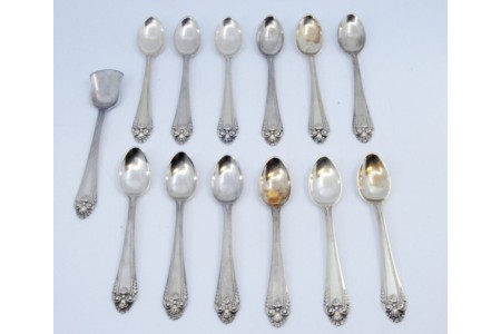 Conjunto de doze colheres de café e pá de açúcar com frisos e conchas nos cabos.